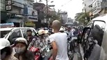 Người cầm điếu cày phân làn: "Tôi có làm gì sai?"